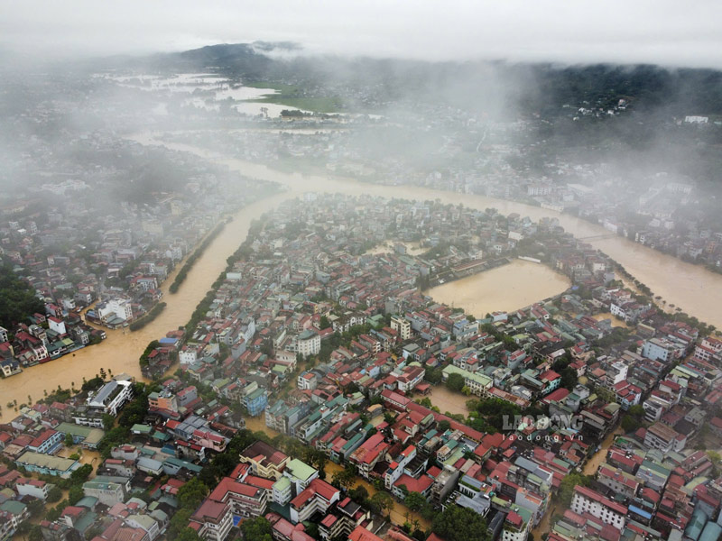 Nuoc lu co lap nhieu gia dinh tai trung tam tinh Cao Bang trong nhung ngay dau thang 10.2025 . Anh: Tan Van