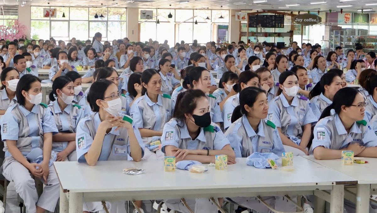 300 ouvriers ont ecoute la declaration sur la politique d'assurance sociale. Photo : Bureau TTDT Hai Phong