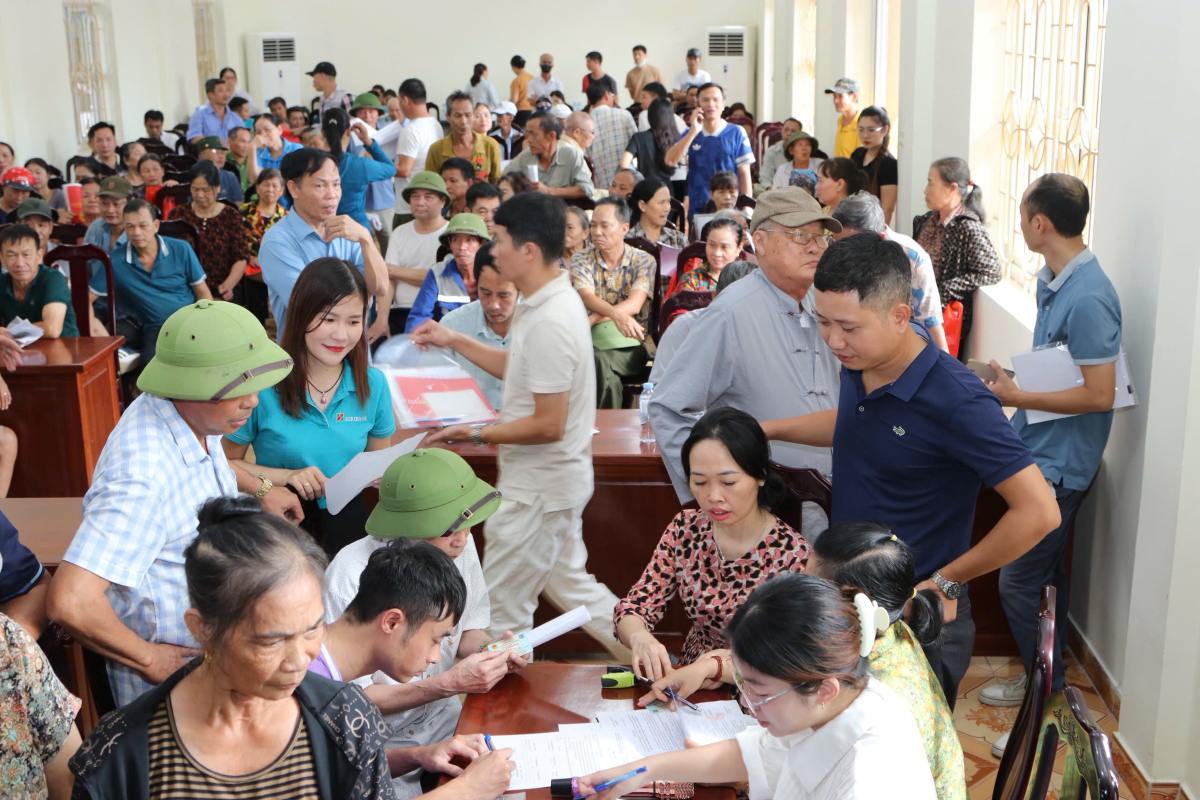 An Phong ward organizes payments to 148 households. Photo: Hai Phong Portal