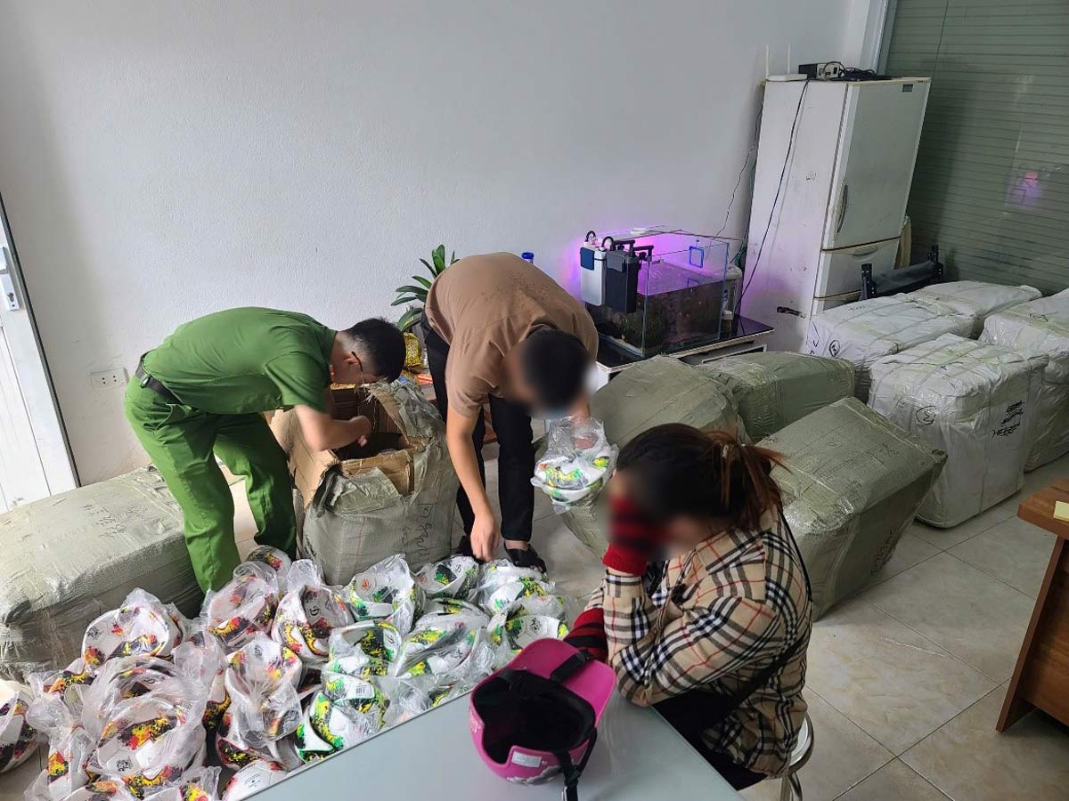 Cơ quan điều tra tiến hành khám xét nơi cất giấu hàng hóa của các đối tượng. Ảnh: Công an Quảng Ninh