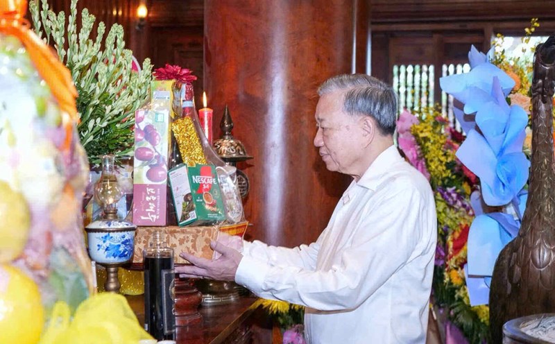 General Secretary To Lam offered incense to commemorate President Ho Chi Minh. Photo: Thanh Cuong