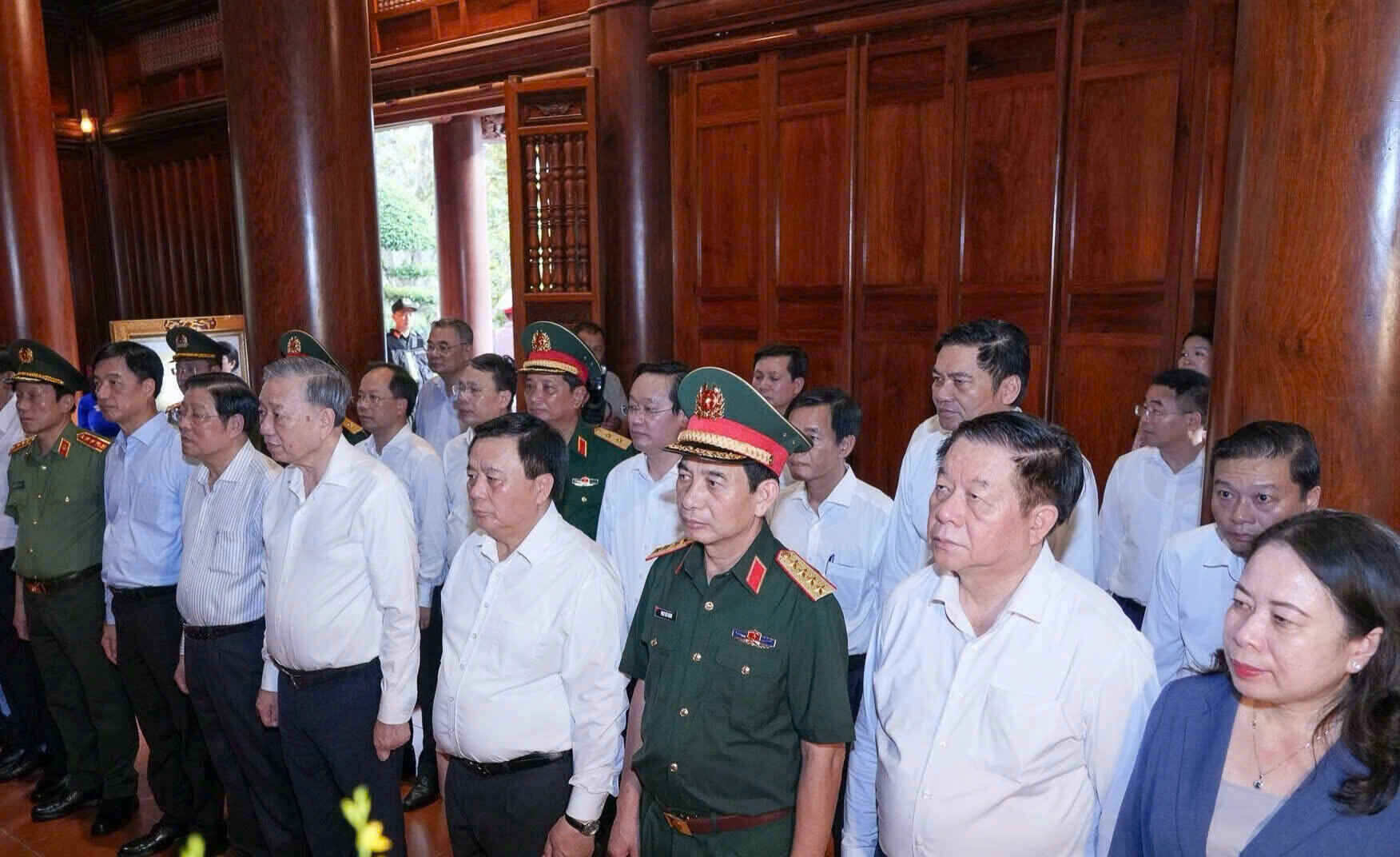 Tong Bi thu To Lam va cac dai bieu thuc hien Le tuong niem Chu tich Ho Chi Minh. Anh: Thanh Cuong