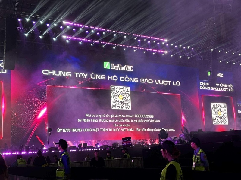 Concert Em xinh say hi keu goi ung ho dong bao bi lu lut. Ảnh: Nguyen Dat
