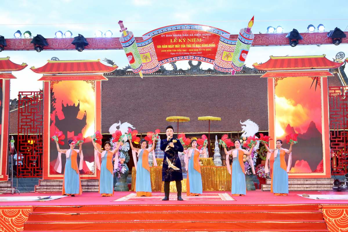 Chuong trinh van nghe dac sac tai le ki niem. Ảnh: Cong TTDT Hai Phong