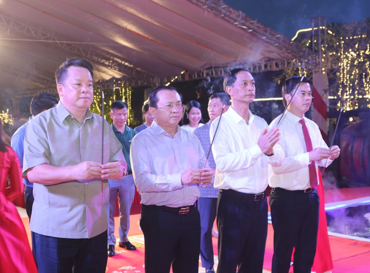 대표들이 Vuong trièu Mac 기념관에서 향을 피우고 있습니다. 사진: Cỏng TTDT 하이퐁