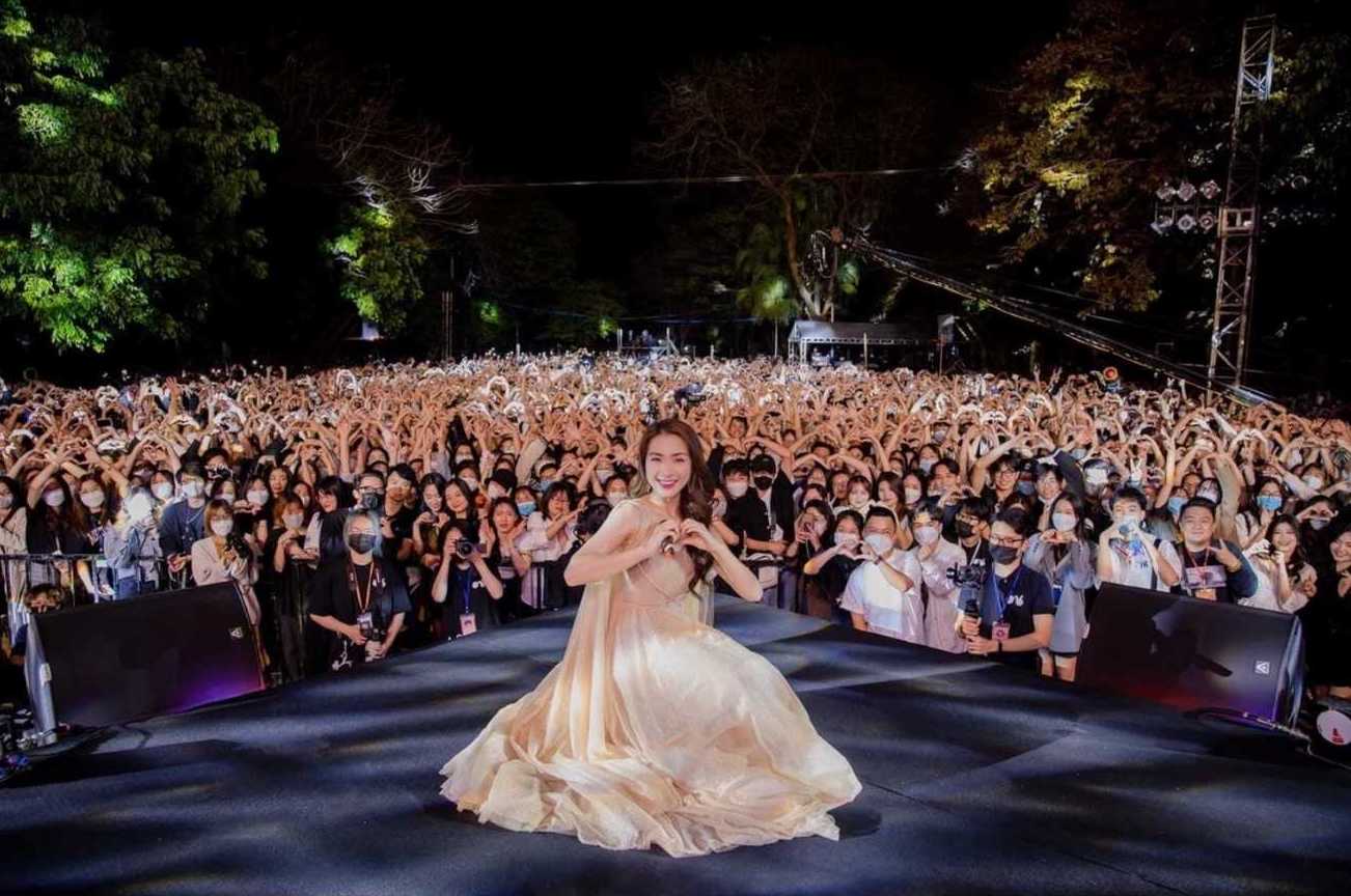 Nu ca si Hoa Minzy tai NEU Concert 2022. Anh: NEU
