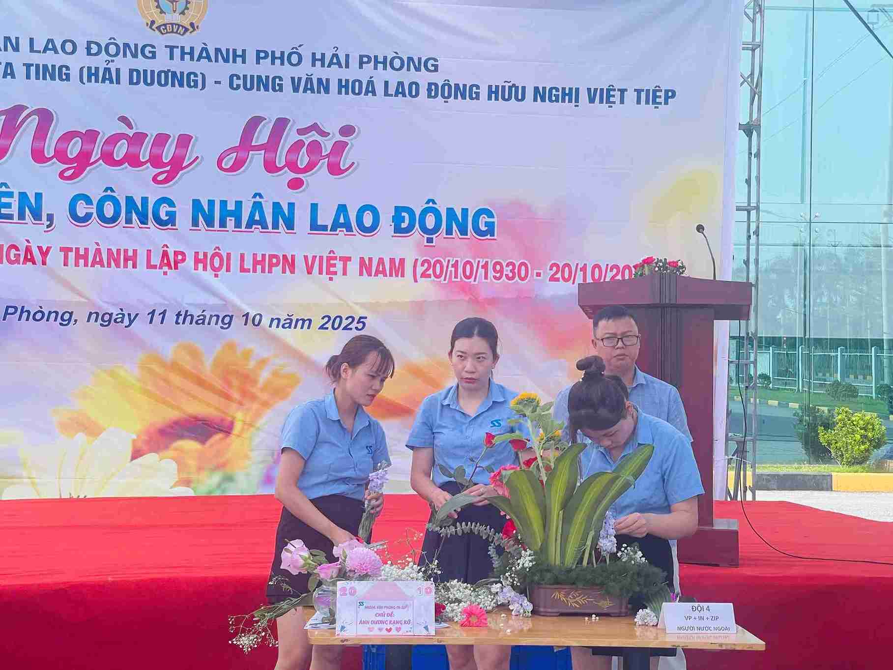 Ta Ting 하이즈엉 회사(하이퐁시 깜디엔(Cam Dien) 산업 단지) 노동자 회의에서 예술 꽃꽂이에 참가하는 팀들. 사진: 마이흐엉(Mai Huong)