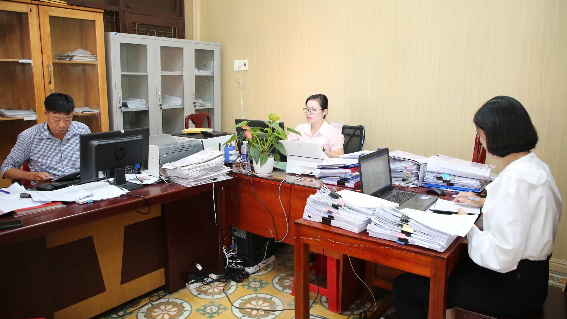 공무원들이 2단계 정부 모델의 효율성을 높이기 위해 기층으로 갑니다. 사진: Cong Sang