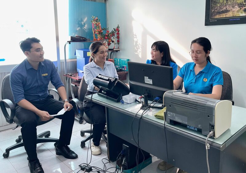 Les cadres syndicaux du quartier de Ham Thang (province de Lam Dong) soutiennent les habitants et les entreprises dans la resolution des procedures administratives. Photo : Duc Lam
