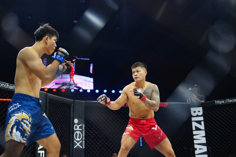 Ly Van Huynh (do) gianh quyen tranh dai hang 77kg. Anh: MMA Viet Nam
