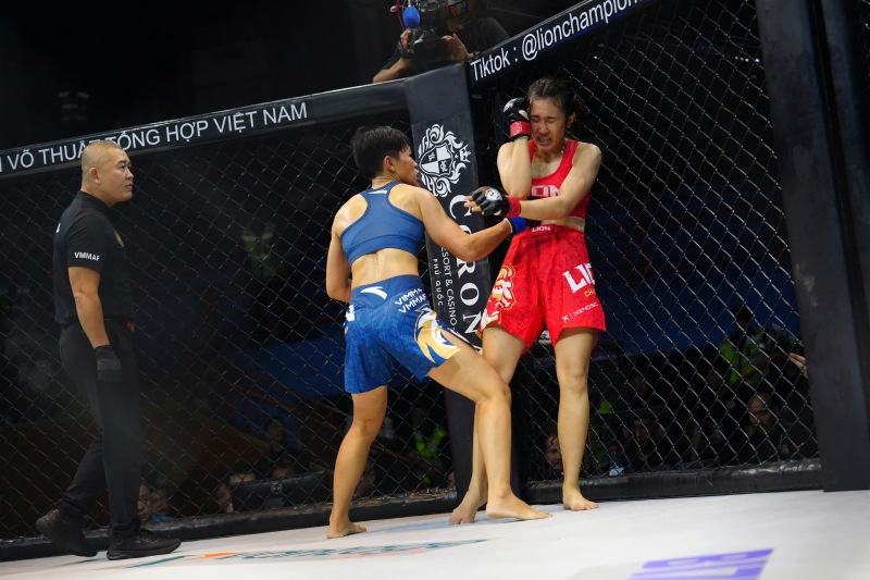 Phi Khanh (xanh) ha knock-out doi thu. Anh: MMA Viet Nam