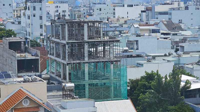 Thieu VLXD khien nhieu cong trinh dan dung cung gap kho. Anh: Nguyen Hoang