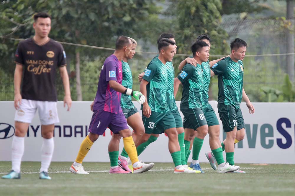 Le Hoang Nong FC celebre son score contre le Nam Dong Cafe lors de la Coupe nationale de football a 7 de la Coupe Hyundai Thanh Cong 2025. Photo de : VietFootball