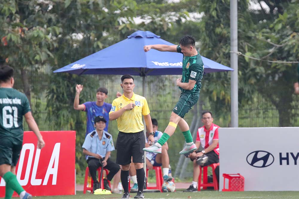 Hoang Nong FC co the tran ap dao truoc Nam Dong Cafe. Anh: VietFootball