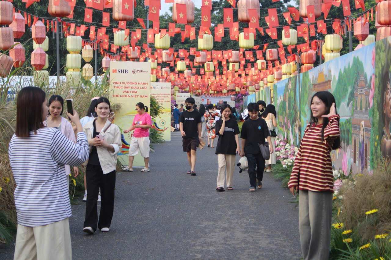 Le hoi Van hoa The gioi thu hut dong dao du khach trong va ngoai nuoc dip cuoi tuan. Anh: Le Tuyen
