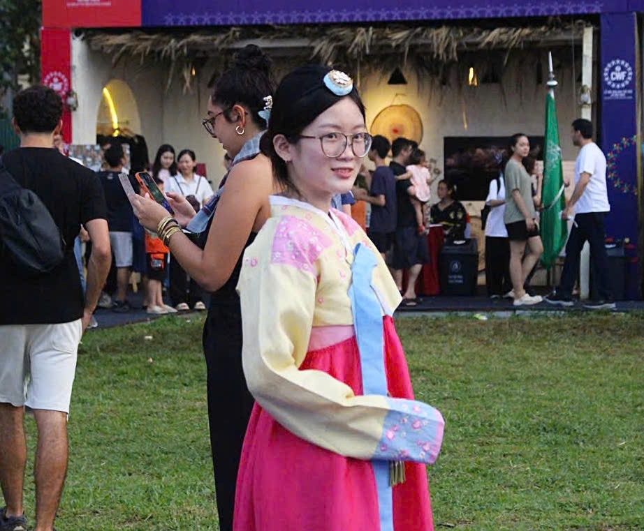Khach Viet xung xinh Hanbok tai Le hoi Van hoa The gioi. Anh: Le Tuyen