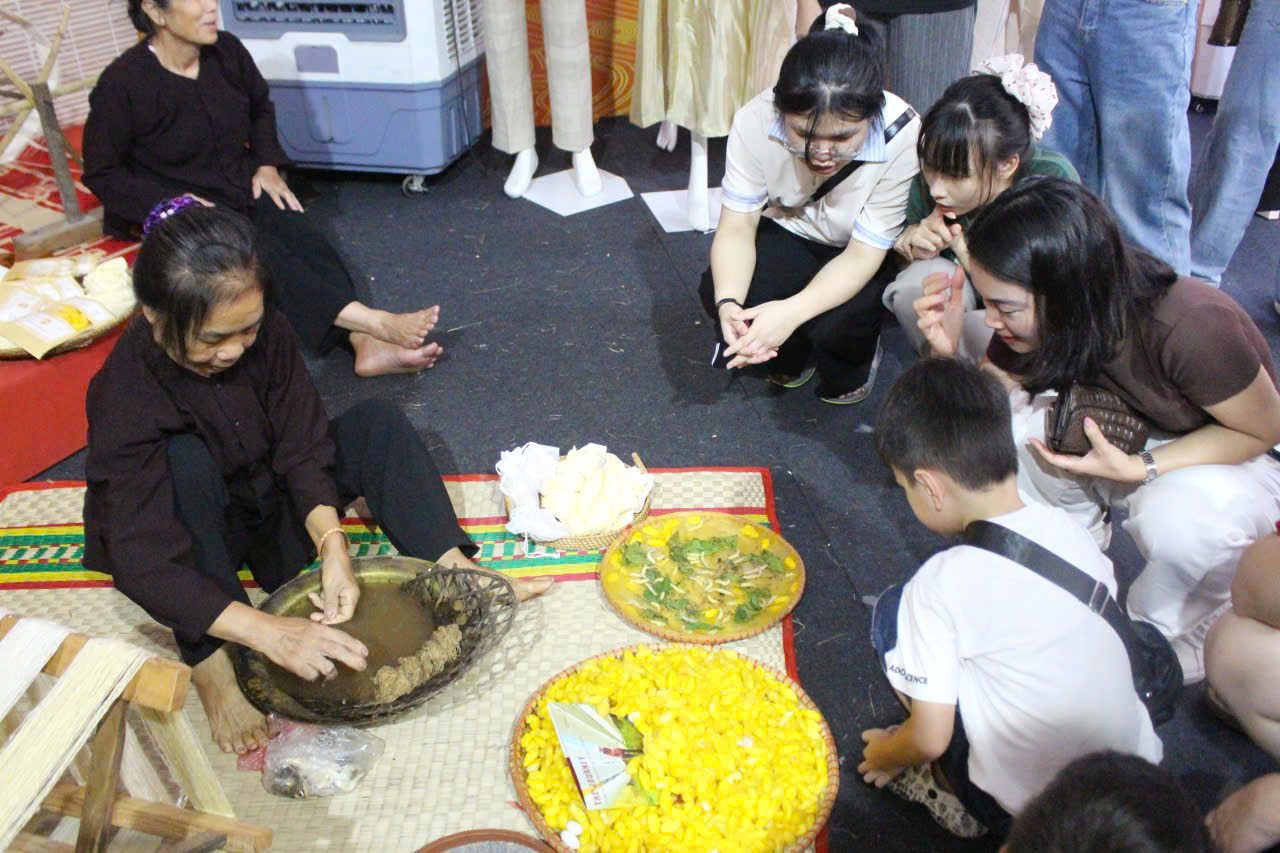 Du khach trai nghiem quy trinh det dui cua lang nghe det dui Nam Cao (Hung Yen). Anh: Le Tuyen