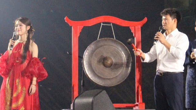 쑤언박 국장이 10월 11일 저녁 1955 유산 발자취에서 2명의 MC를 지원하기 위해 경매를 진행하고 있습니다. 사진: 레뚜옌