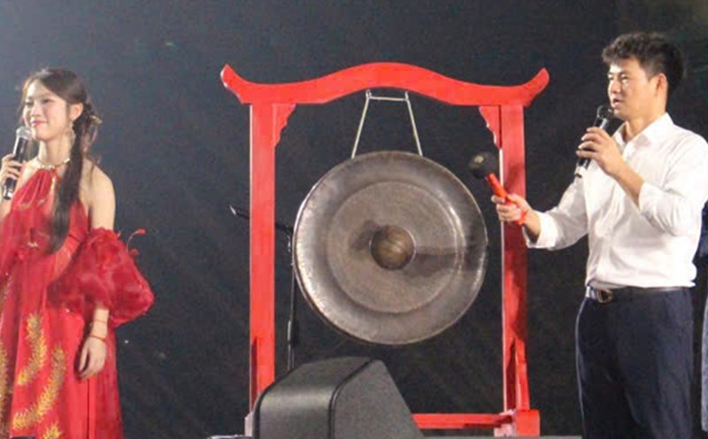 Director Xuan Bac led the auction to support 2 MCs in "Buoc chan di hoa" on the evening of October 11. Photo: Le Tuyen