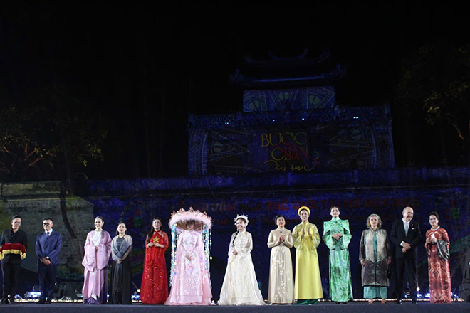 Nhung trang phuc dep nhat den tu 5 NTK tham gia Le hoi Van hoa The gioi tai Ha Noi duoc dua ra dau gia gay quy. Anh: Le Tuyen