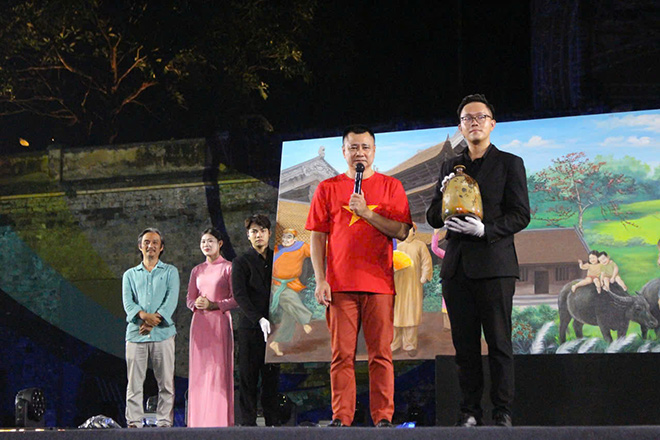 NSND Tu Long ngau hung hat “Me yeu con” khi dan dau gia ve chiec binh gom. Anh: Le Tuyen
