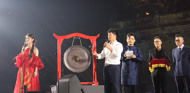 Cuc truong Xuan Bac dan dau gia ho tro 2 MC trong “Buoc chan Di san” toi 11.10. Anh: Le Tuyen