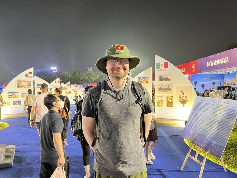 Du khach nguoi Duc bi hap dan boi cac quay am thuc tai le hoi. Ảnh: Tuong Vy