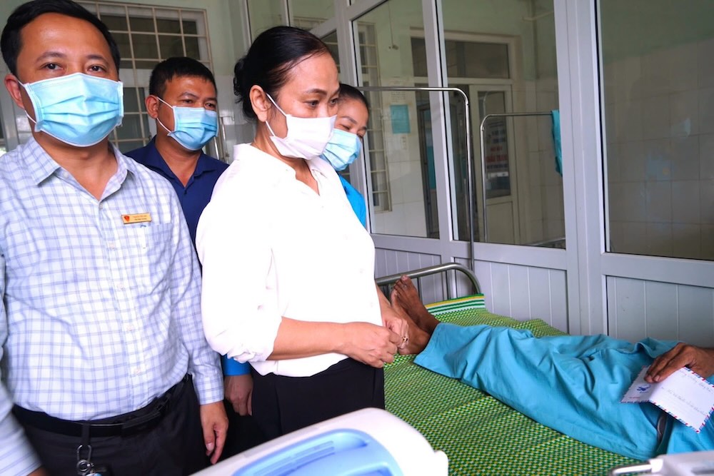 Trung Vuong 초등학교 중학교 및 고등학교 노동조합 대표가 어려운 상황에 처한 환자를 방문하여 선물을 증정합니다. 사진: Quang Tri 노동조합