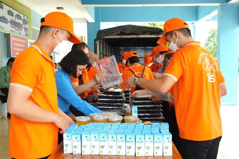 Cac doan vien cong doan truong cung nhau chuan bi nhung suat com, trao den nhung benh nhan. Anh: Cong doan Quang Tri