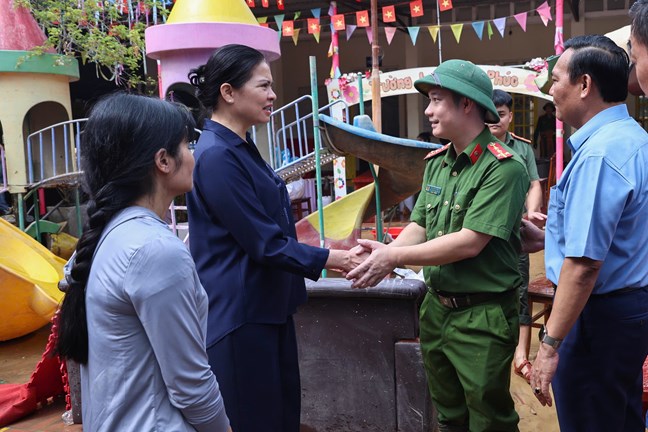 Pho Chu tich Ha Thi Nga trao qua dong vien luc luong ho tro nhan dan don dep co so vat chat tren dia ban tinh Thai Nguyen. Anh: Quang Vinh 