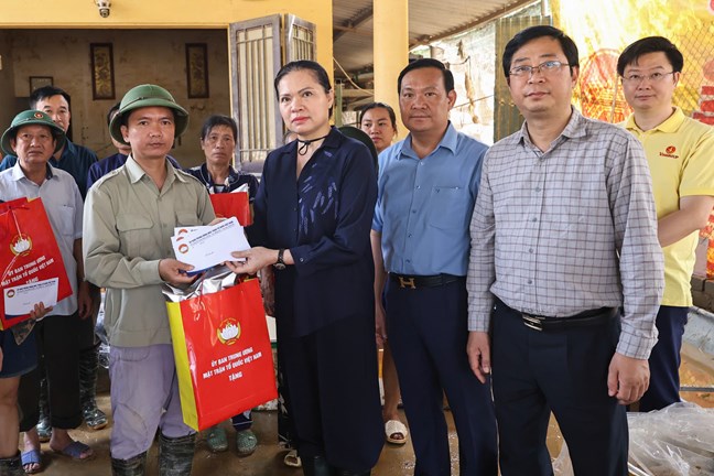 Vice President of the Central Committee of the Vietnam Fatherland Front Ha Thi Nga visited and presented gifts to encourage the families. Photo: Quang Vinh
