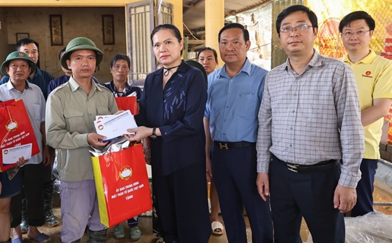 Vice President of the Central Committee of the Vietnam Fatherland Front Ha Thi Nga visited and presented gifts to encourage the families. Photo: Quang Vinh