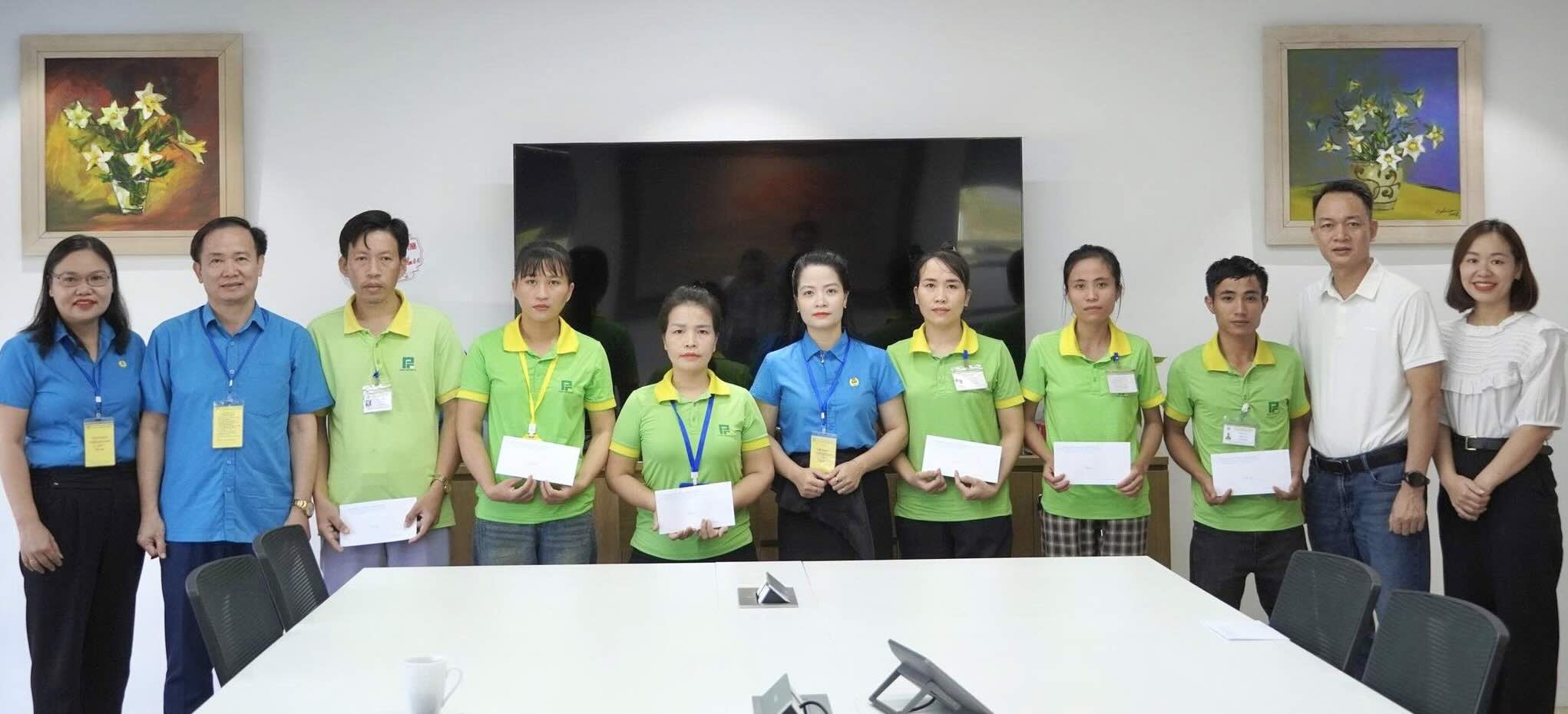 La Federation du travail de la province de Ha Tinh rend visite et offre des cadeaux aux ouvriers de la societe Pro Sports Nghi Xuan. Photo : Syndicat de Ha Tinh