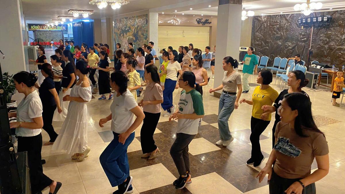 Les travailleurs de la ville de Hai Phong sont fiers de participer aux cours de competences. Photo : Thanh Nga