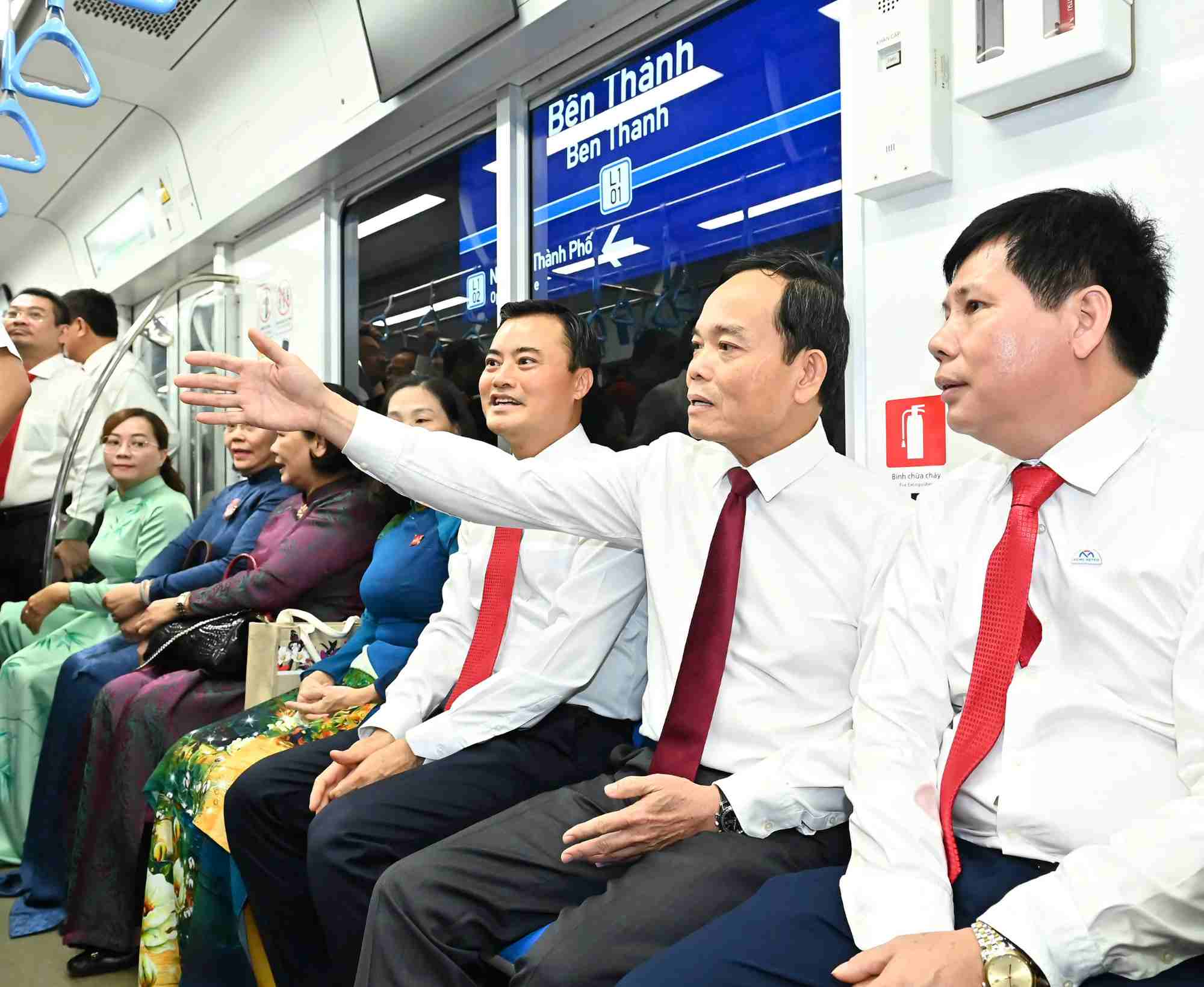 Ho Chi Minh City Party Secretary Tran Luu Quang (2nd from right) experiences Metro Line 1. Photo: Viet Dung