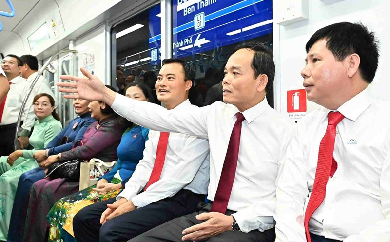 Ho Chi Minh City Party Secretary Tran Luu Quang (2nd from right) experiences Metro Line 1. Photo: Viet Dung