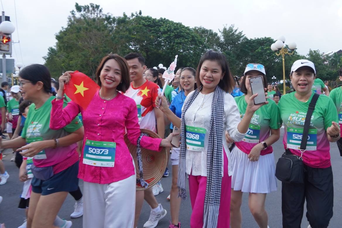 Van dong vien mac bo do ba ba tham gia giai chay. Anh: Ta Quang