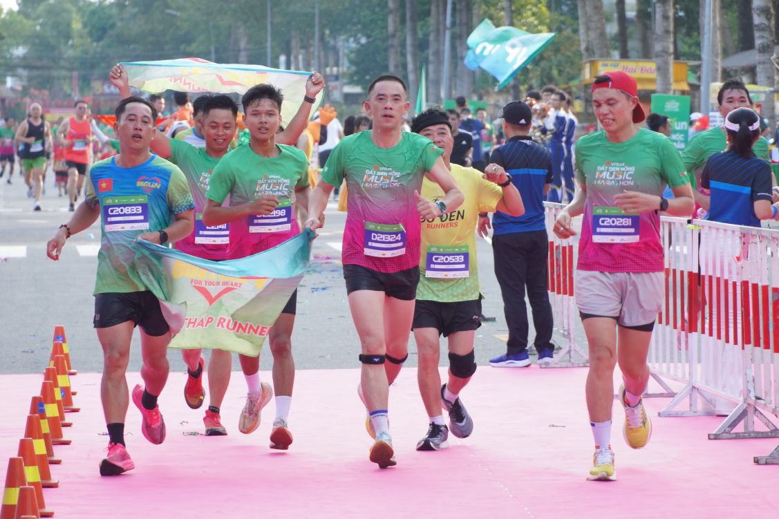 Cac van dong vien ve dich. Anh: Ta Quang