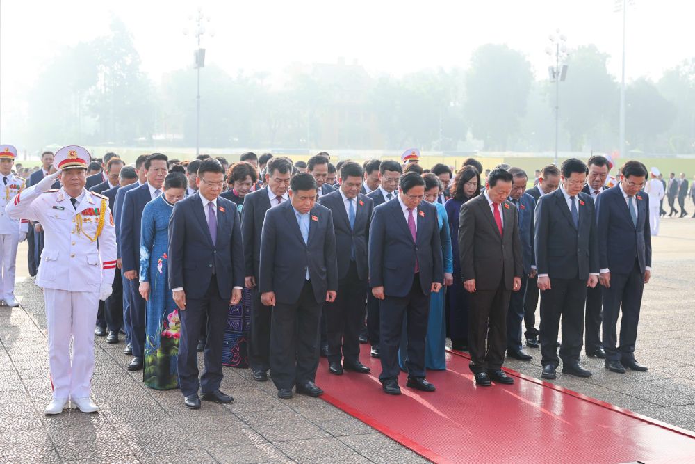 Thu tuong Chinh phu Pham Minh Chinh va doan dai bieu du Dai hoi dai bieu Dang bo Chinh phu tuong niem Chu tich Ho Chi Minh. Anh: Hai Nguyen