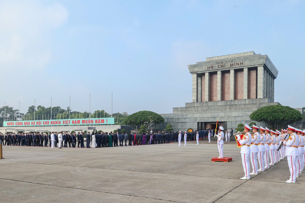 Cac dai bieu du Dai hoi dai bieu Dang bo Chinh phu den dat vong hoa va vao Lang vieng Chu tich Ho Chi Minh. Anh: Hai Nguyen