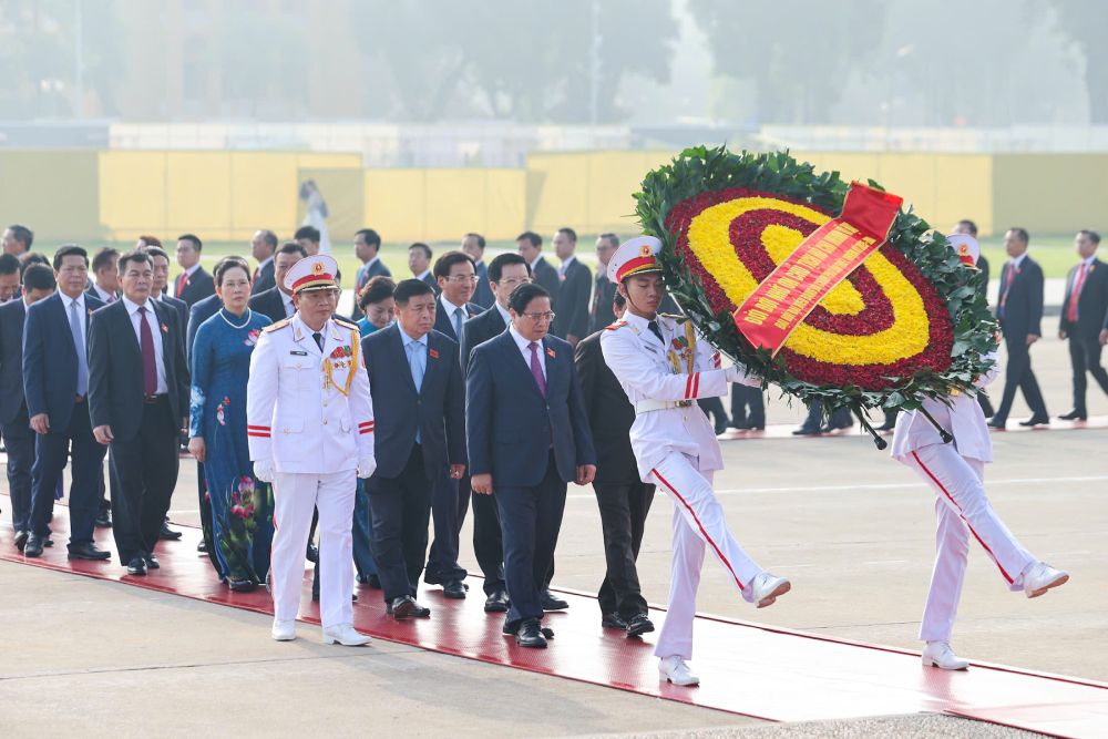 Prime Minister Pham Minh Chinh and the delegation attending the 1st Congress of the Government Party Committee, term 2025-2030, laid wreaths and visited President Ho Chi Minh's Mausoleum. Photo: Hai Nguyen