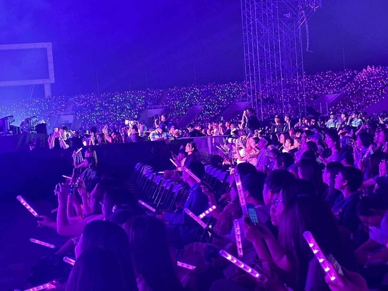 Khu vuc SVIP cua concert Em xinh say hi bo trong nhieu hang ghe. Anh: Nguyen Dat