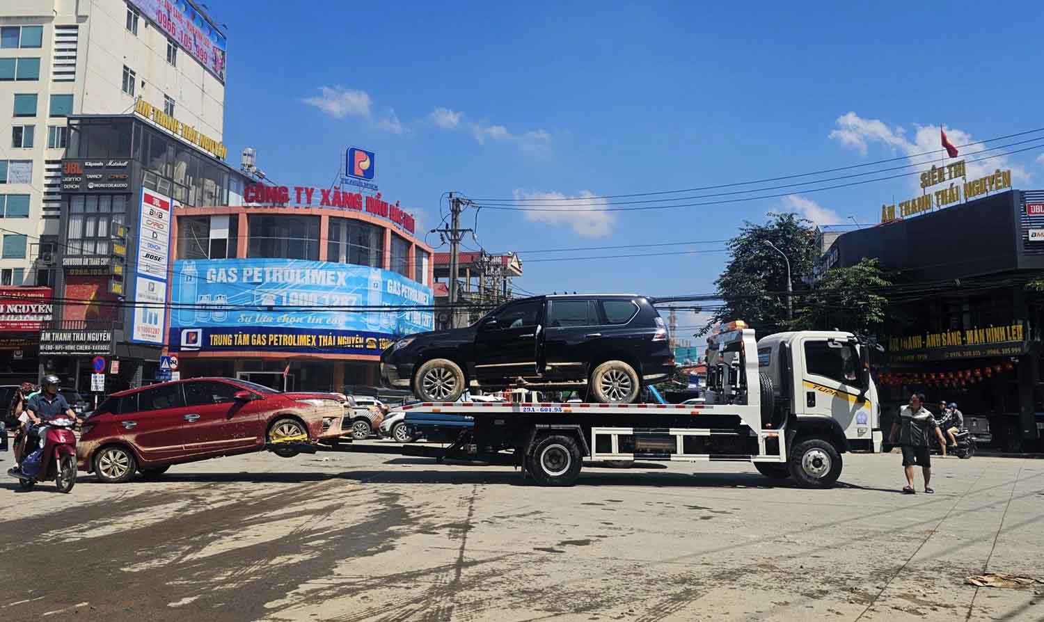 Nhung chiec oto bi ngap nuoc tai Thai Nguyen noi duoi nhau duoc keo di khac phuc, sua chua. Anh: PV.