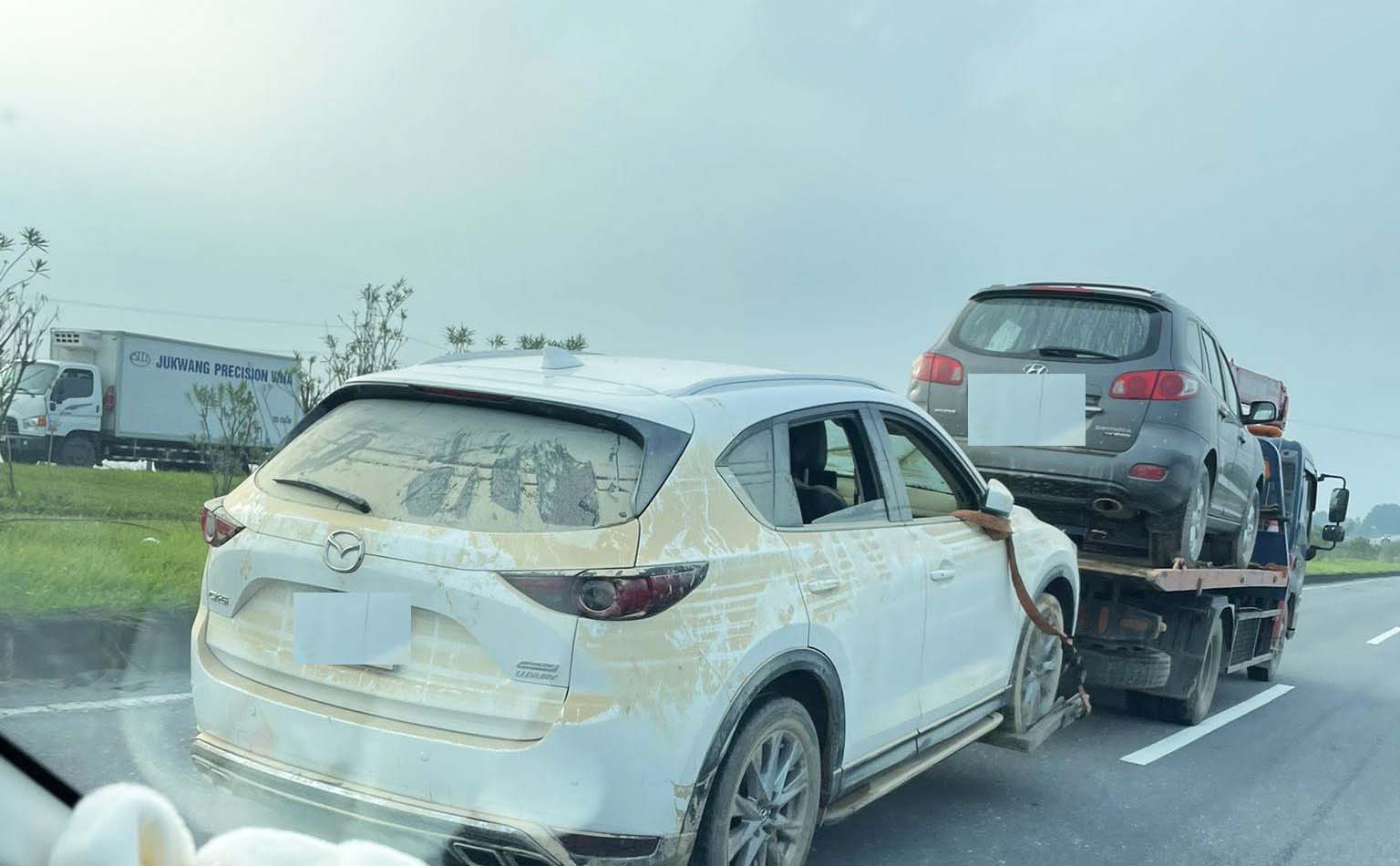 Many flooded cars from the flooded areas of Thai Nguyen are being towed to other provinces and cities for repair. Photo: Anh Tu.