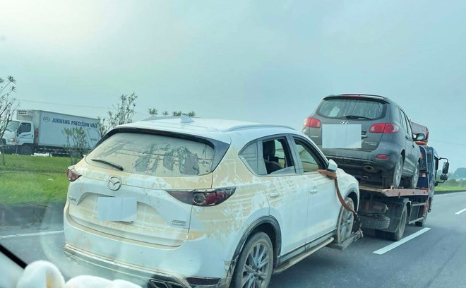 Ôtô ngập nước từ vùng lũ nối đuôi nhau đến các địa phương khác để sửa chữa