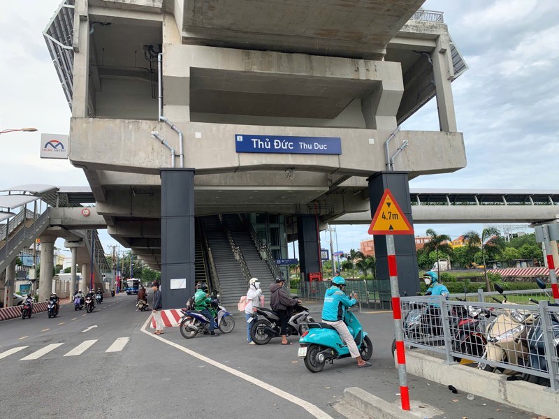Nhieu nguoi lua chon di xe om cong nghe de tranh canh vong veo tim noi gui xe. Anh: Thai Bao