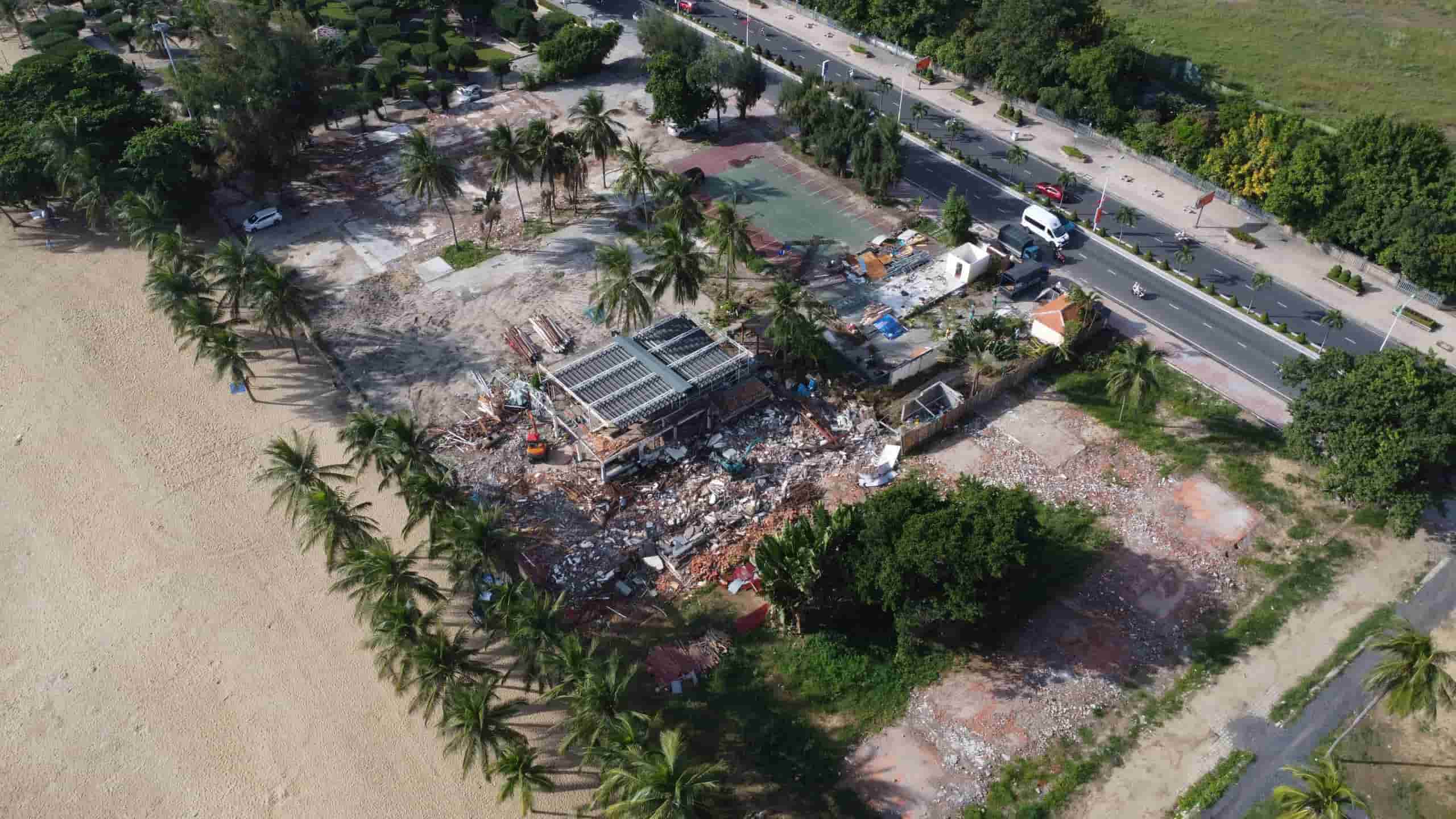 A group of workers has completed the dismantling of the Evason Ana Mandara beach resort in Nha Trang. Photo: Huu Long