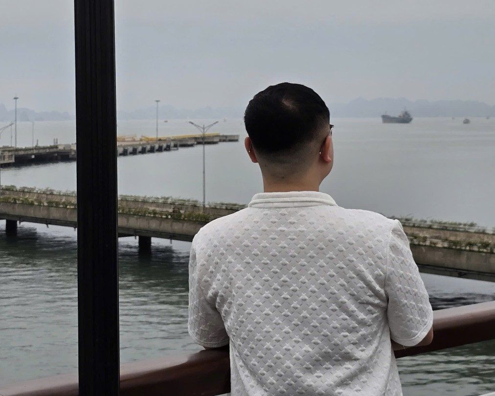 guys should be careful when choosing to wear white shirt to avoid revealing their physical flaws. Photo: Tuan Dat