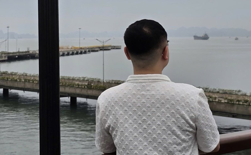 guys should be careful when choosing to wear white shirt to avoid revealing their physical flaws. Photo: Tuan Dat
