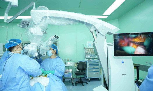 Cận cảnh cấy thiết bị kích thích dây thần kinh phế vị điều trị động kinh kháng thuốc